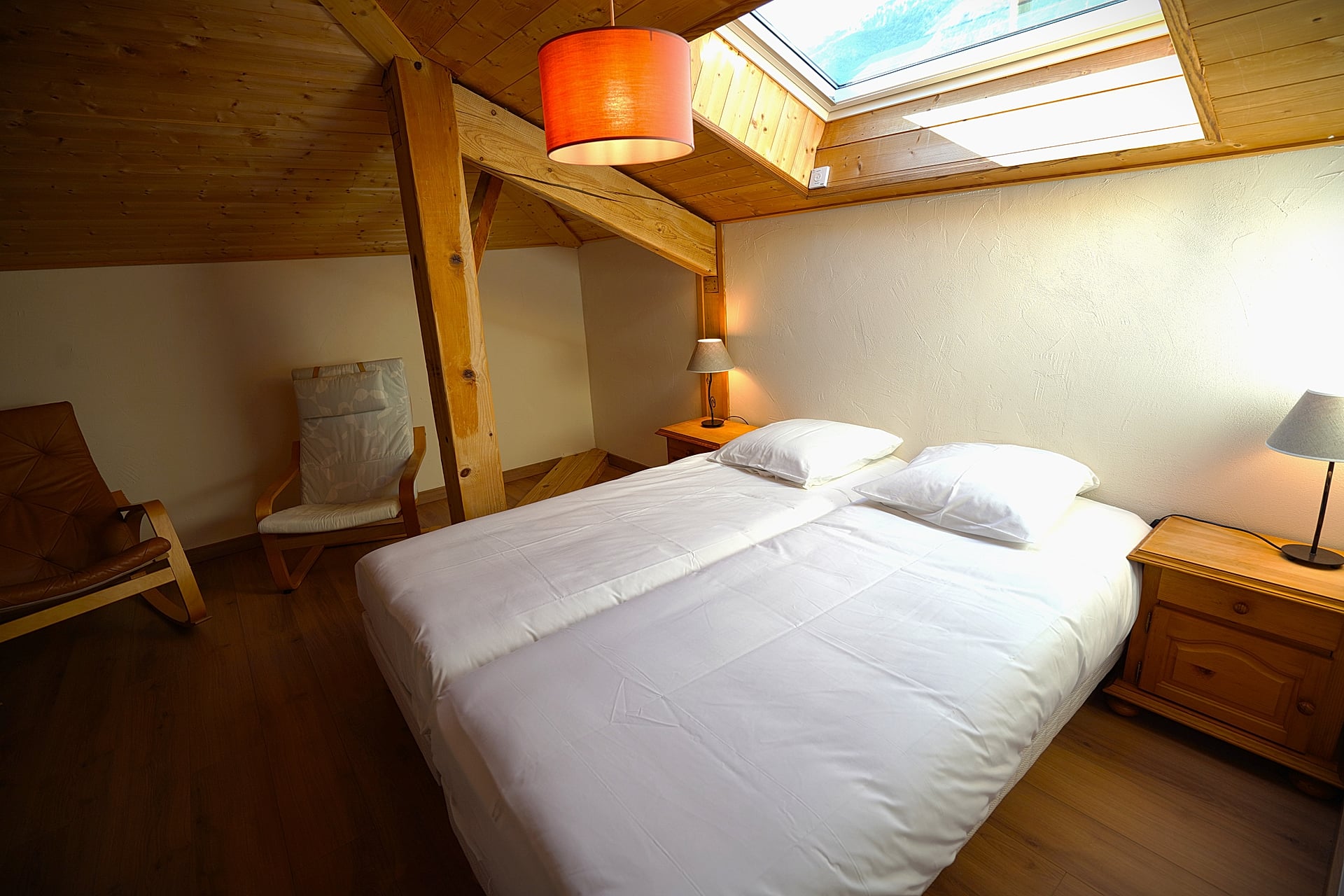 Chambre avec lit double sous les toits — Gîte Belle-étoile