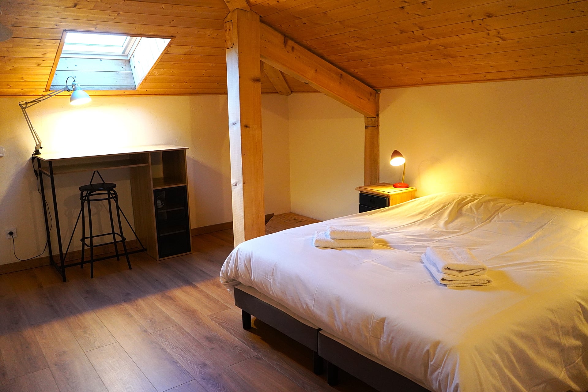 Deuxième chambre avec lit double et espace bureau — Gîte Belle-étoile