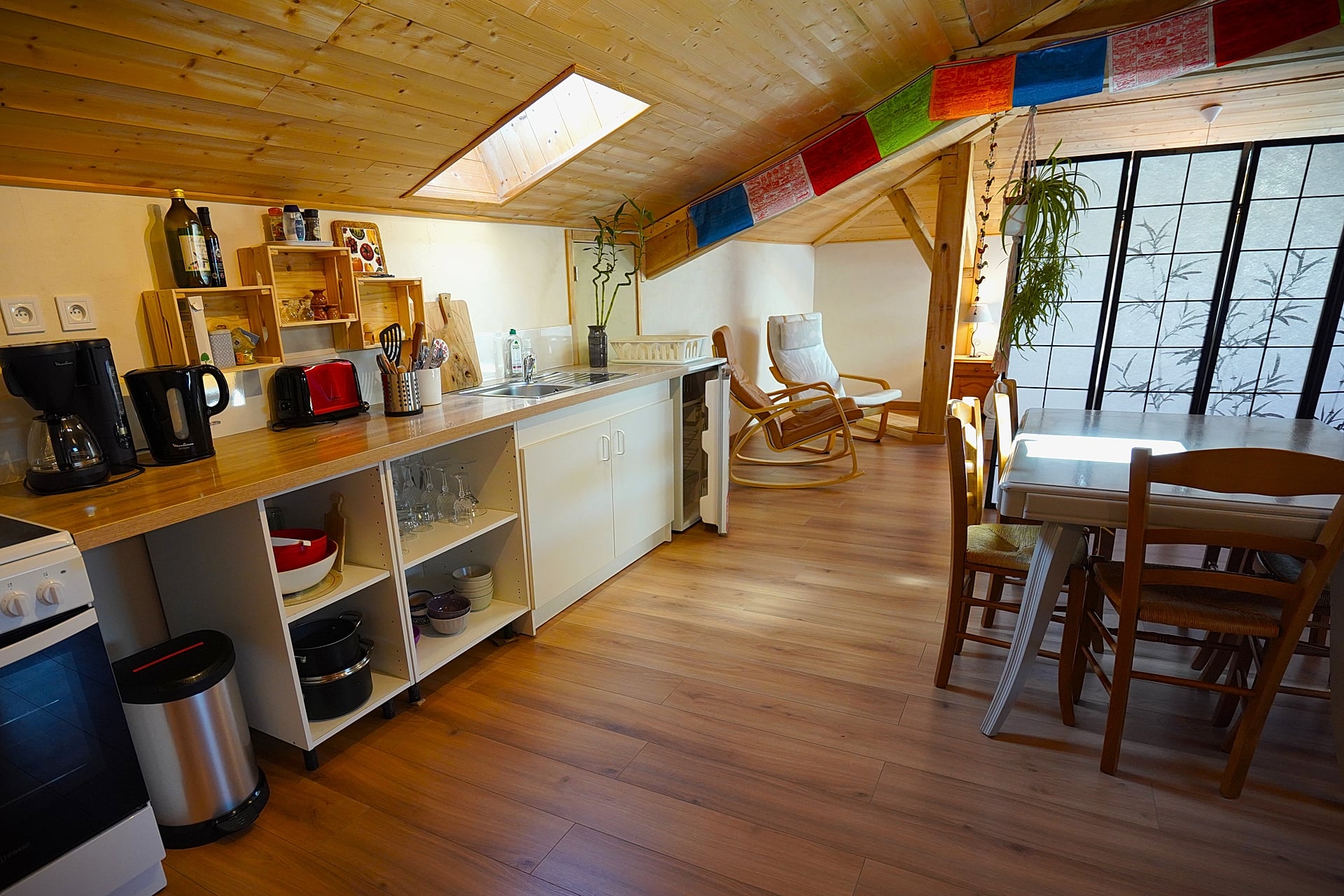 Cuisine ouverte bien équipée — Gîte Belle-étoile