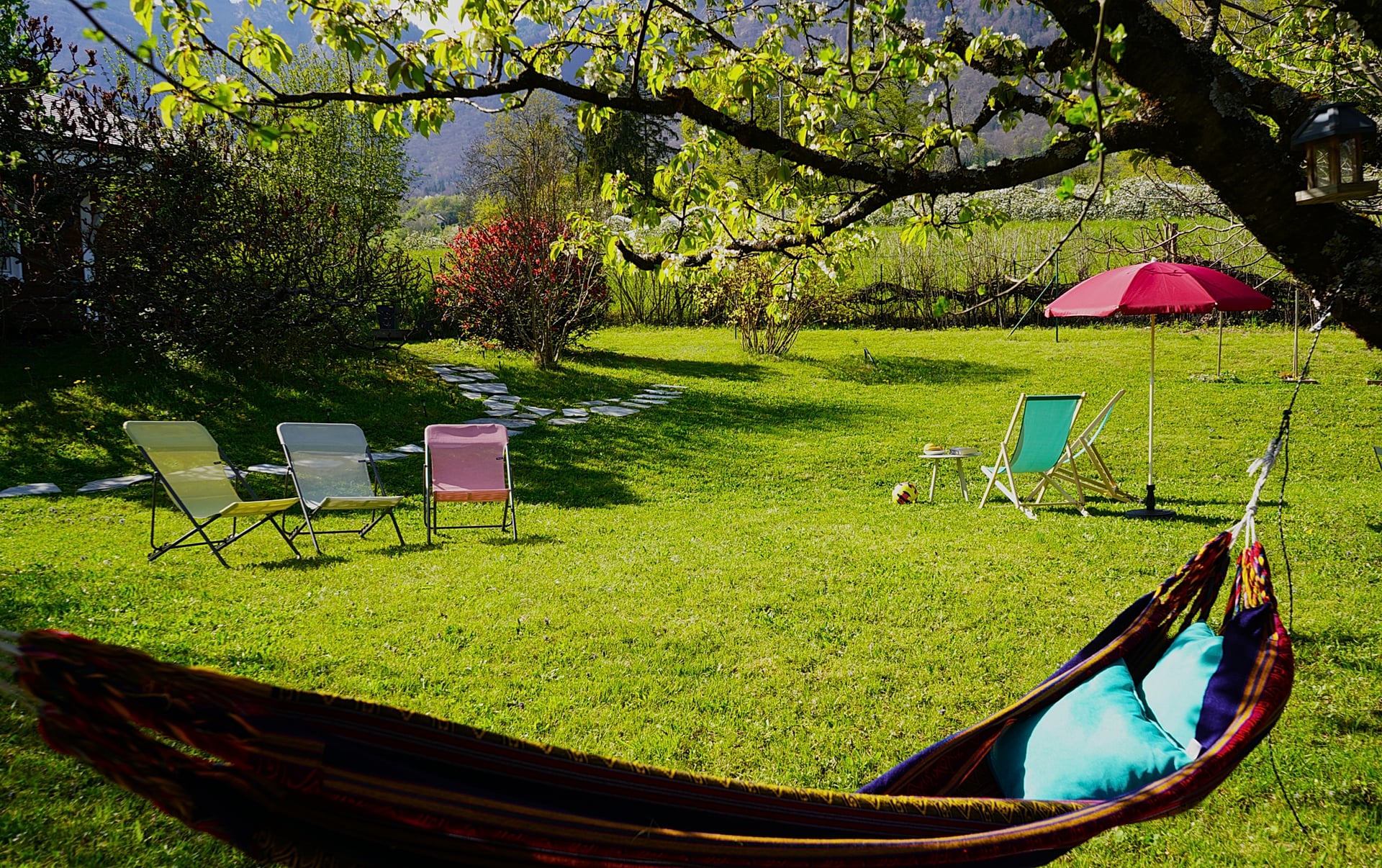 Jardin partagé avec hamac, transats et vue sur les montagnes — Gîte Belle-étoile