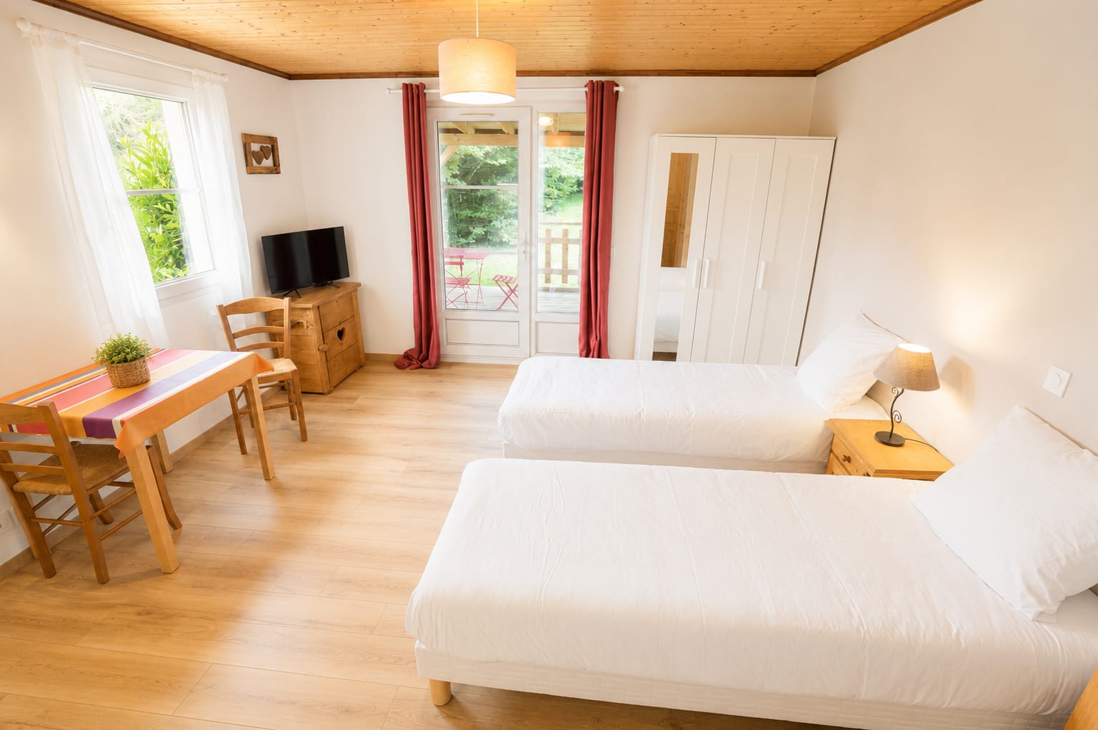 Studio avec TV, accès terrasse et deux lits