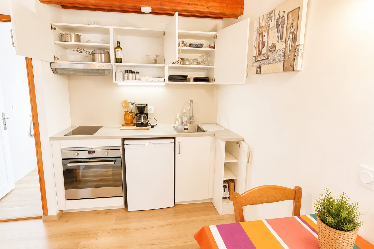 Cuisine entièrement équipée avec placards ouverts et four