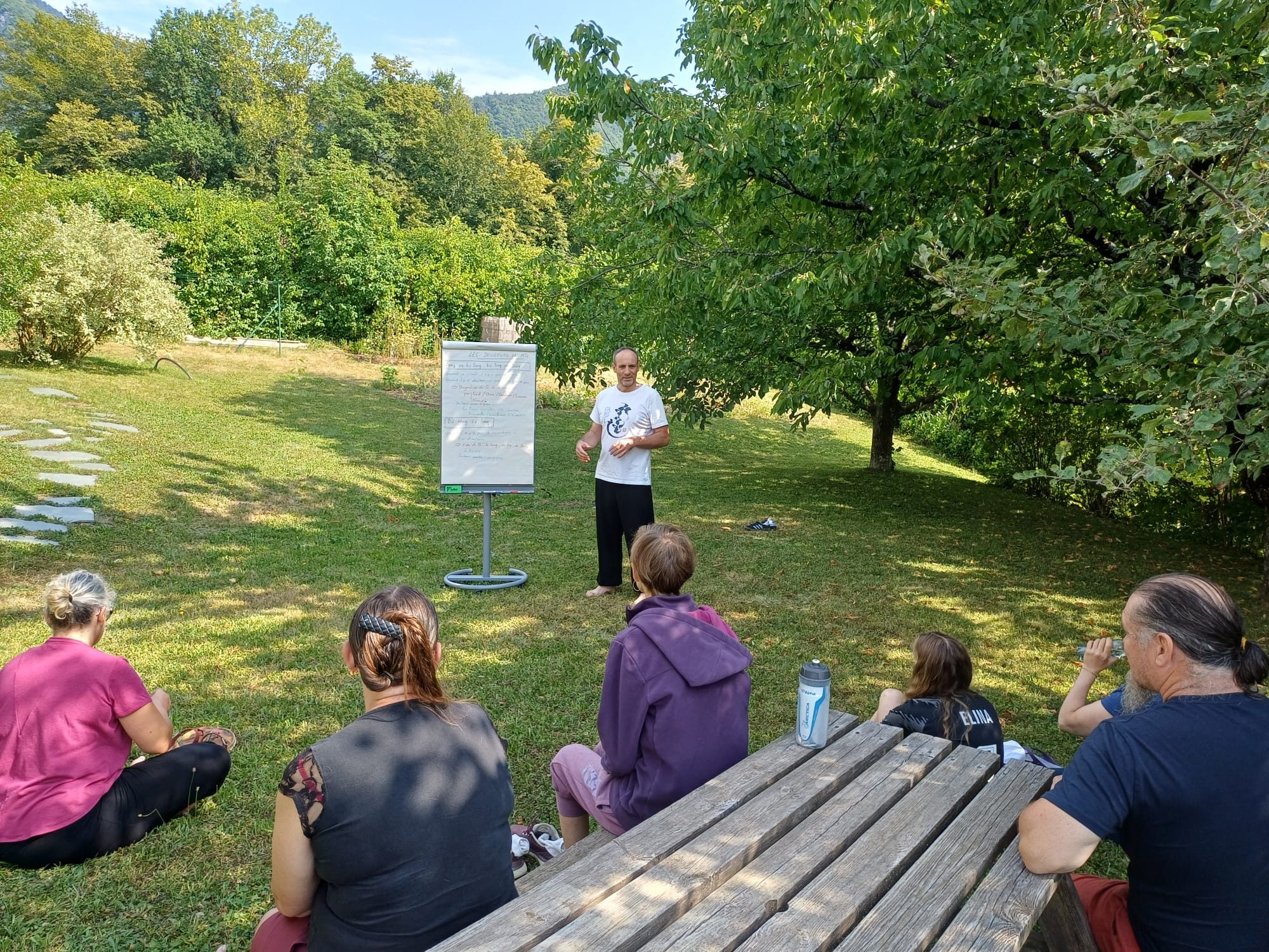 Grégory explique les principes du Qi Gong lors d'un atelier aux Jardins du Mont Blanc