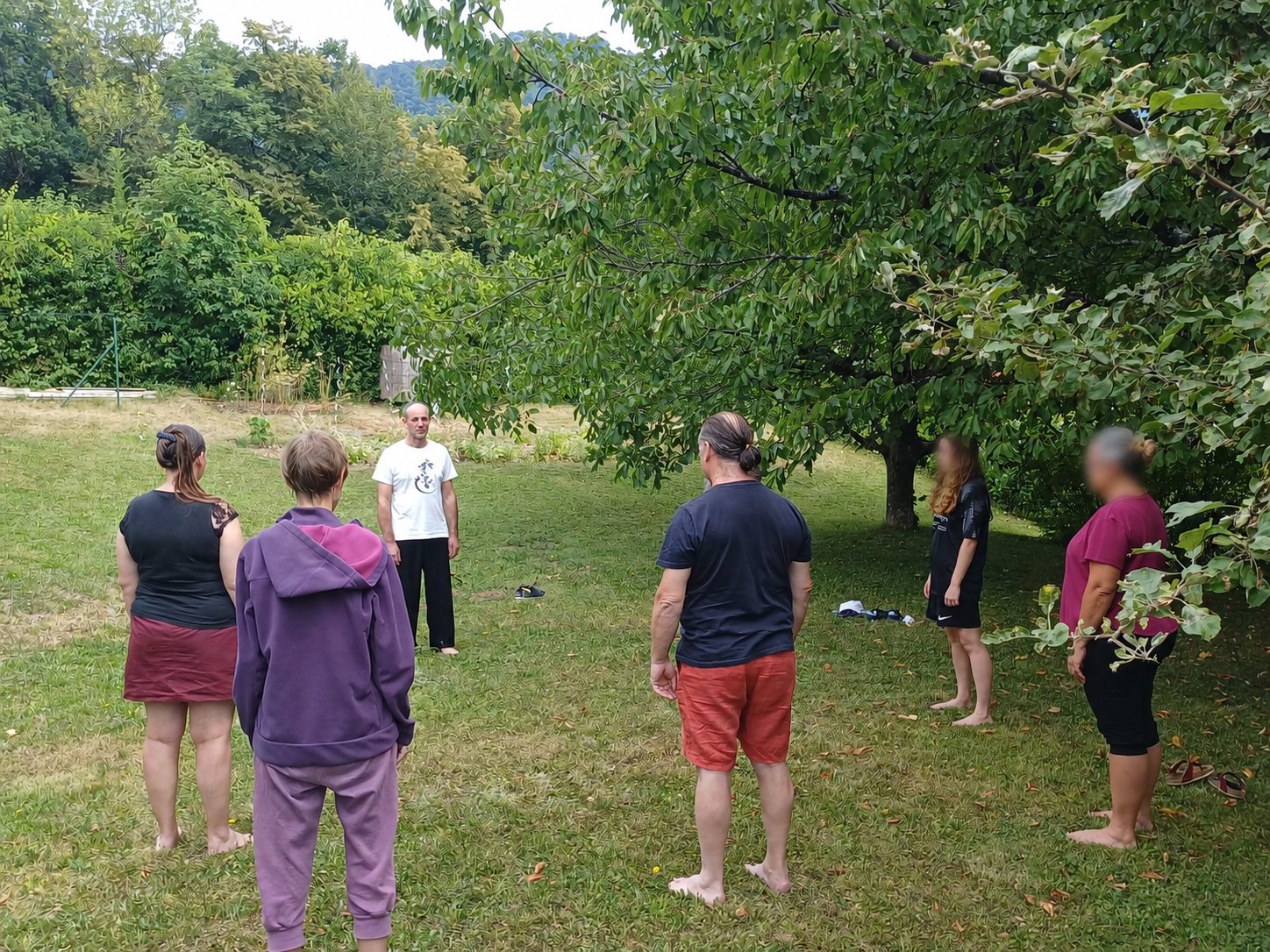 Séance de Qi Gong en groupe dans le jardin des Jardins du Mont Blanc