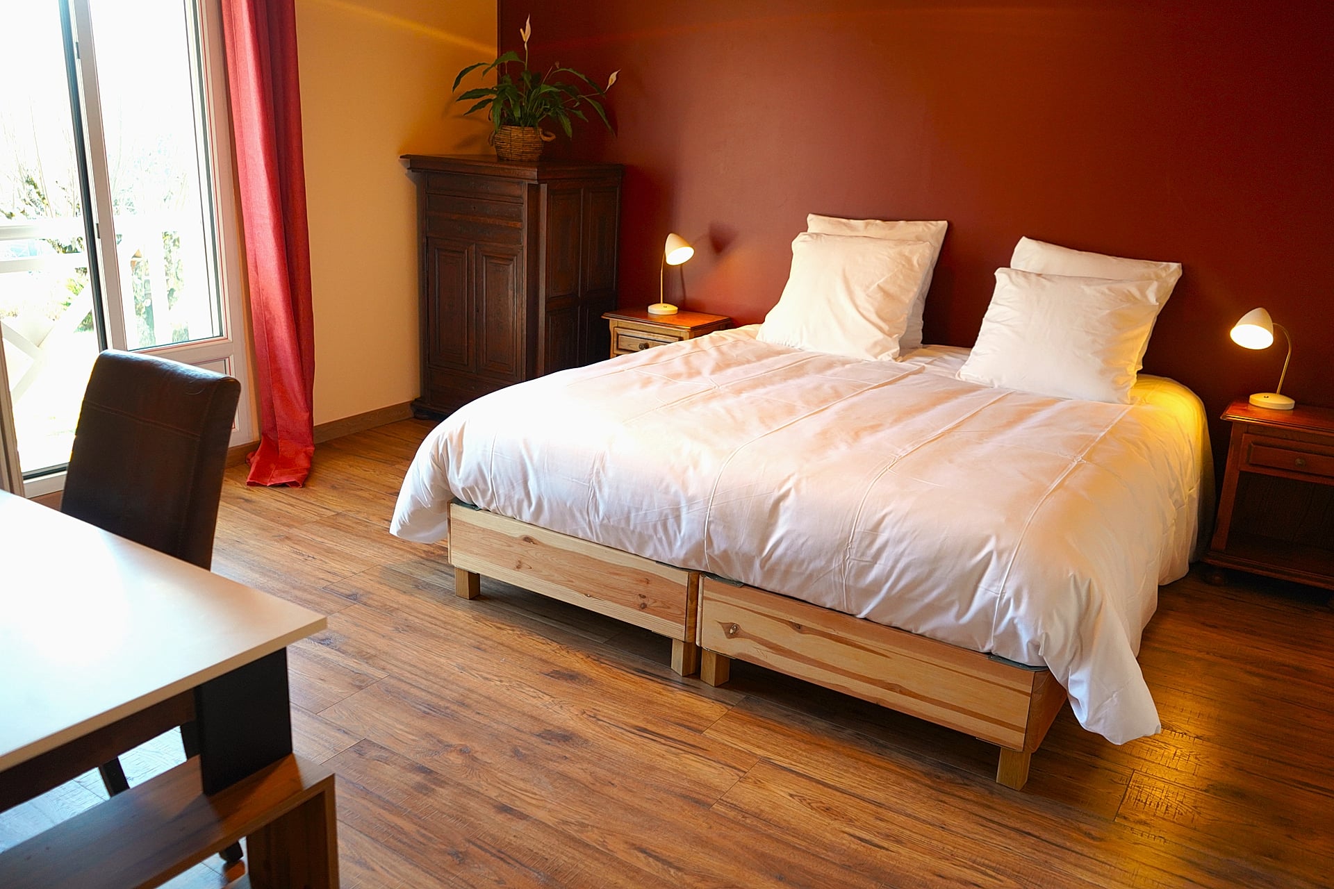 Chambre du Gîte Vue Blanc — lit double, parquet chêne et lumière naturelle