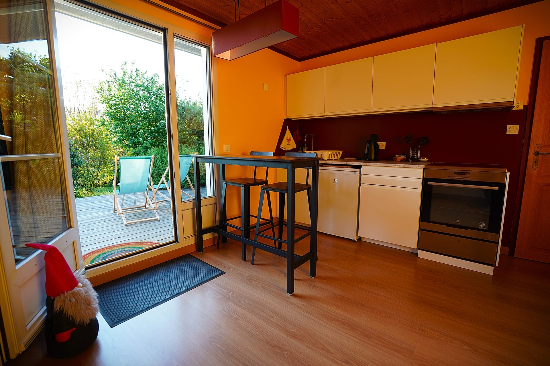 Cuisine du Gîte Vue Blanc — grande baie vitrée ouverte sur la terrasse et le jardin