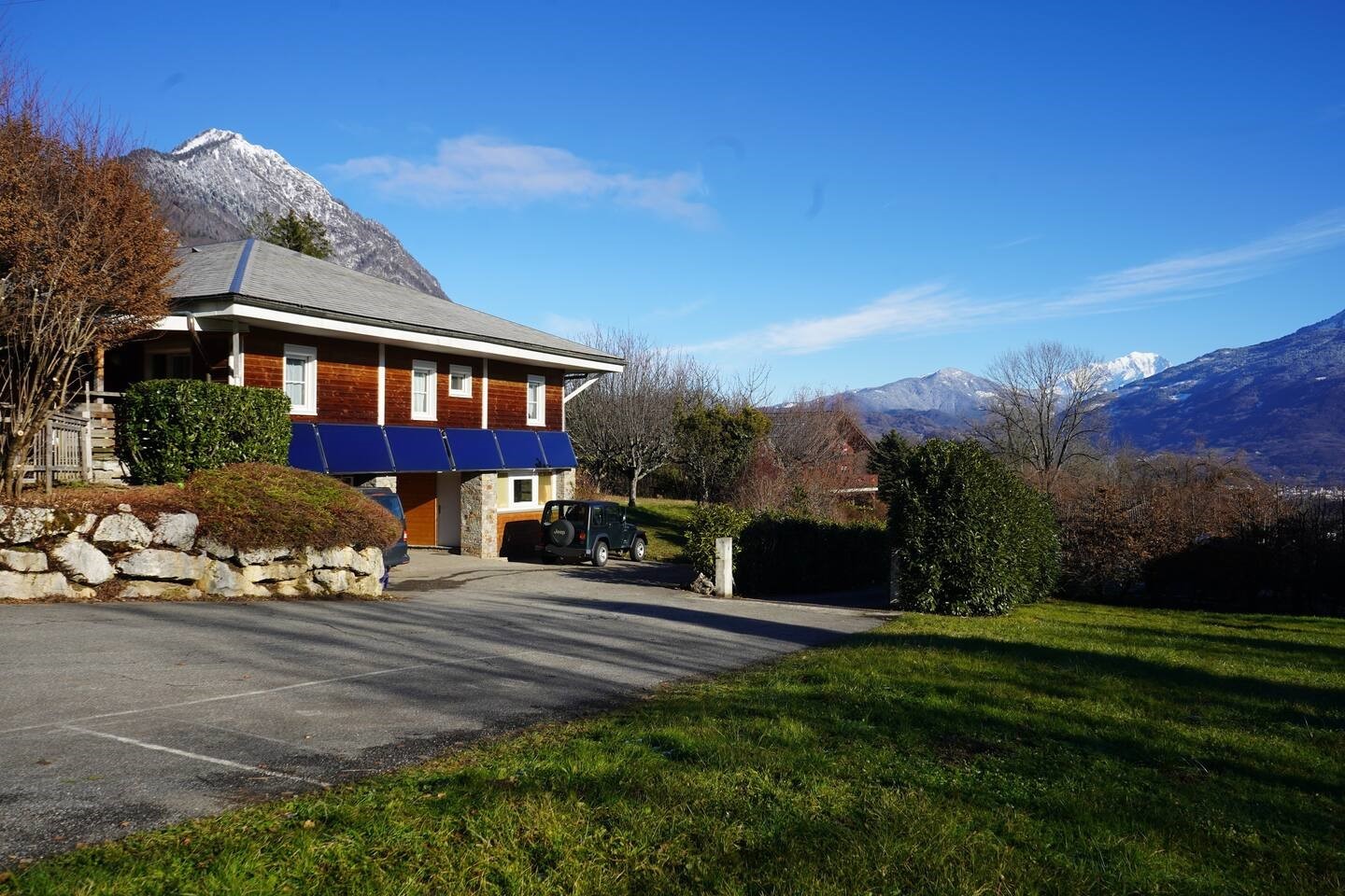 Vue panoramique du massif du Mont Blanc enneigé au lever du soleil