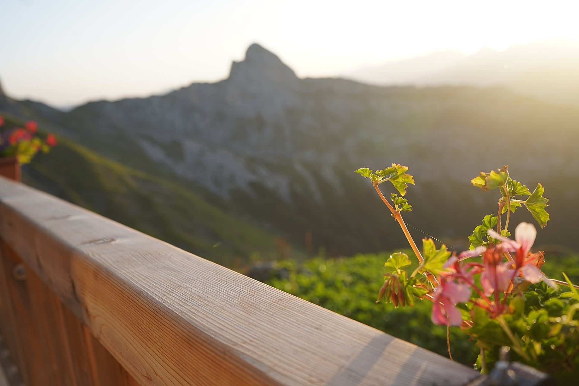 Balcon en bois avec vue sur le pic de montagne au lever du soleil
