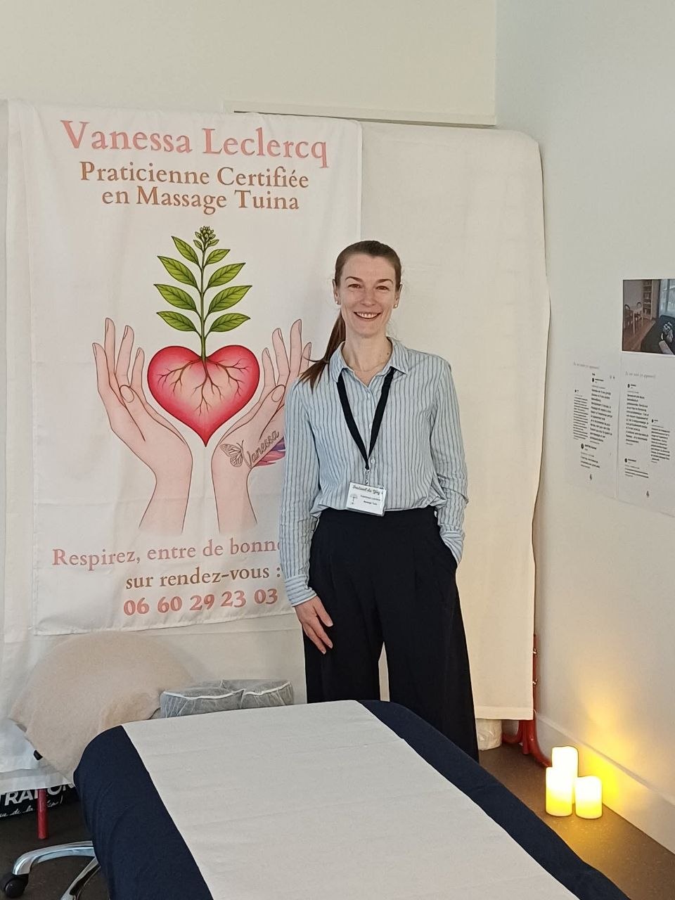 Vanessa Leclercq, praticienne certifiée en massage Tuina, devant sa bannière professionnelle